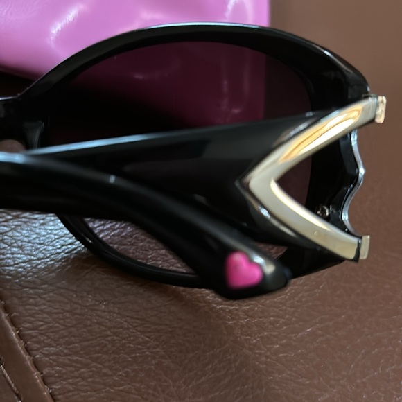 Betsey Johnson black heart sunglasses 🖤 - Picture 4 of 7